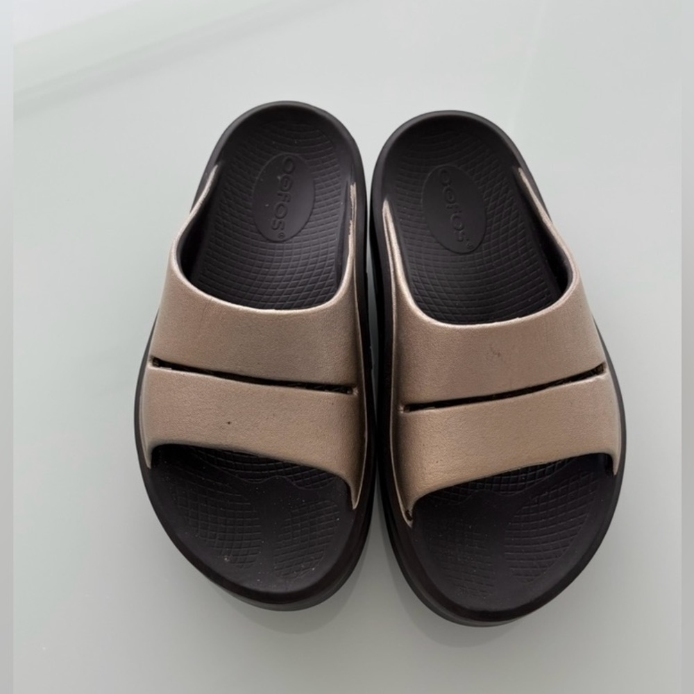 OOFOS Women's OOahh Luxe Slide Sandal Atlantis Iridescent Latte US 6 Eu 37 NEW - Picture 6 of 6